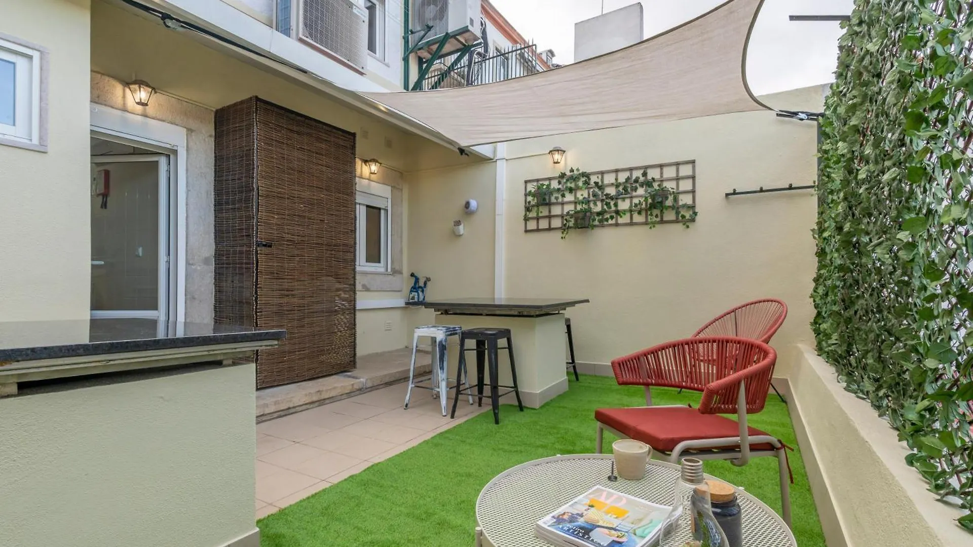 Superb Apartments Overlooking Graça in Lisboa