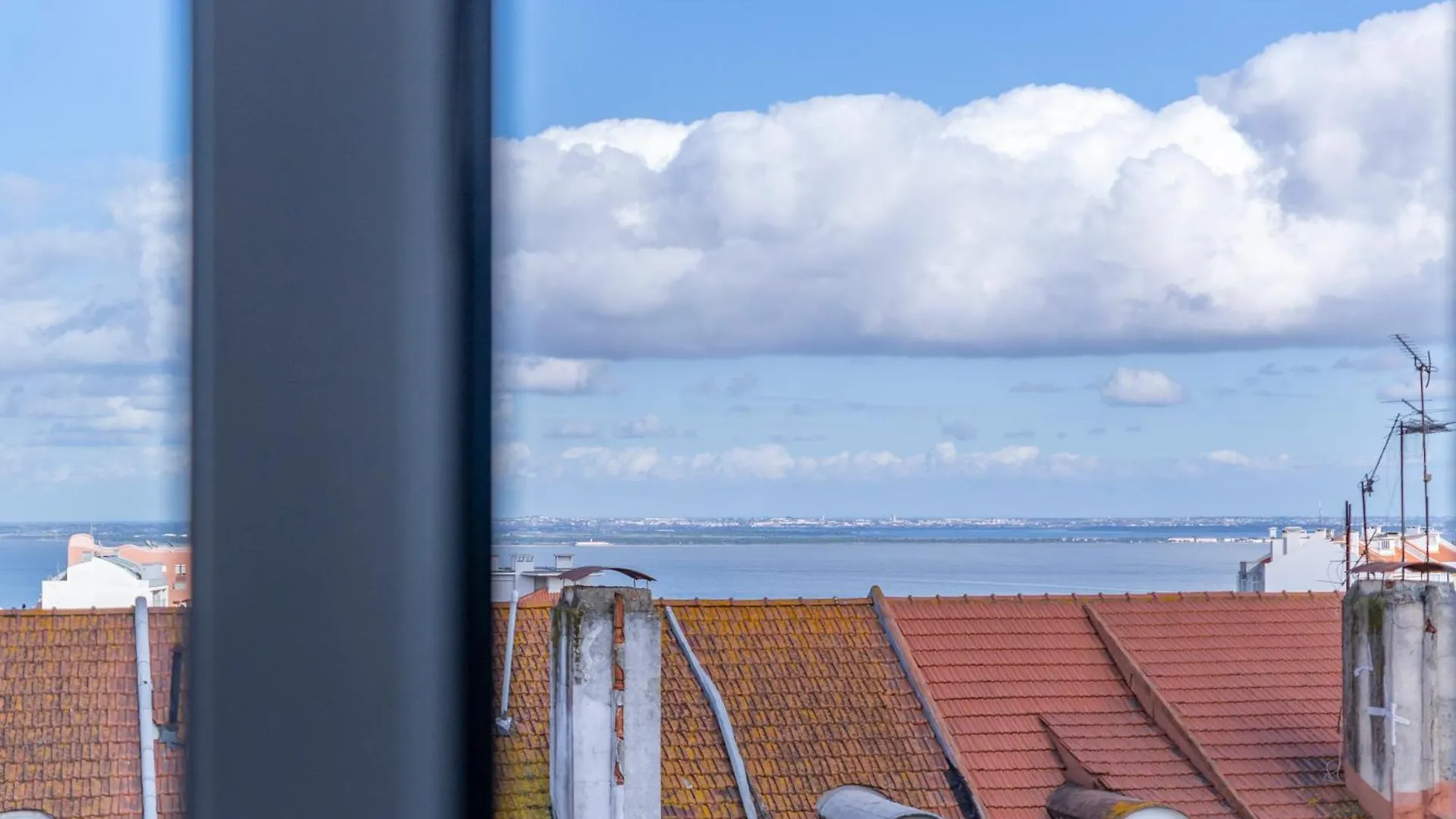Superb Apartments Overlooking Graça in Lisboa