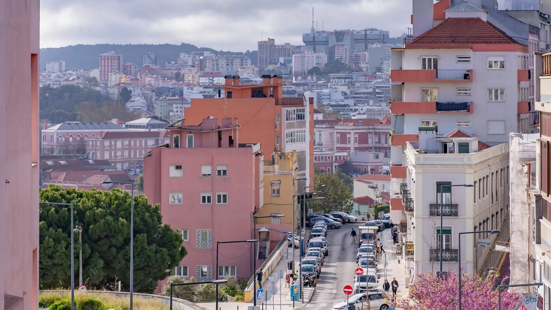 Superb Apartments Overlooking Graça in Lisboa