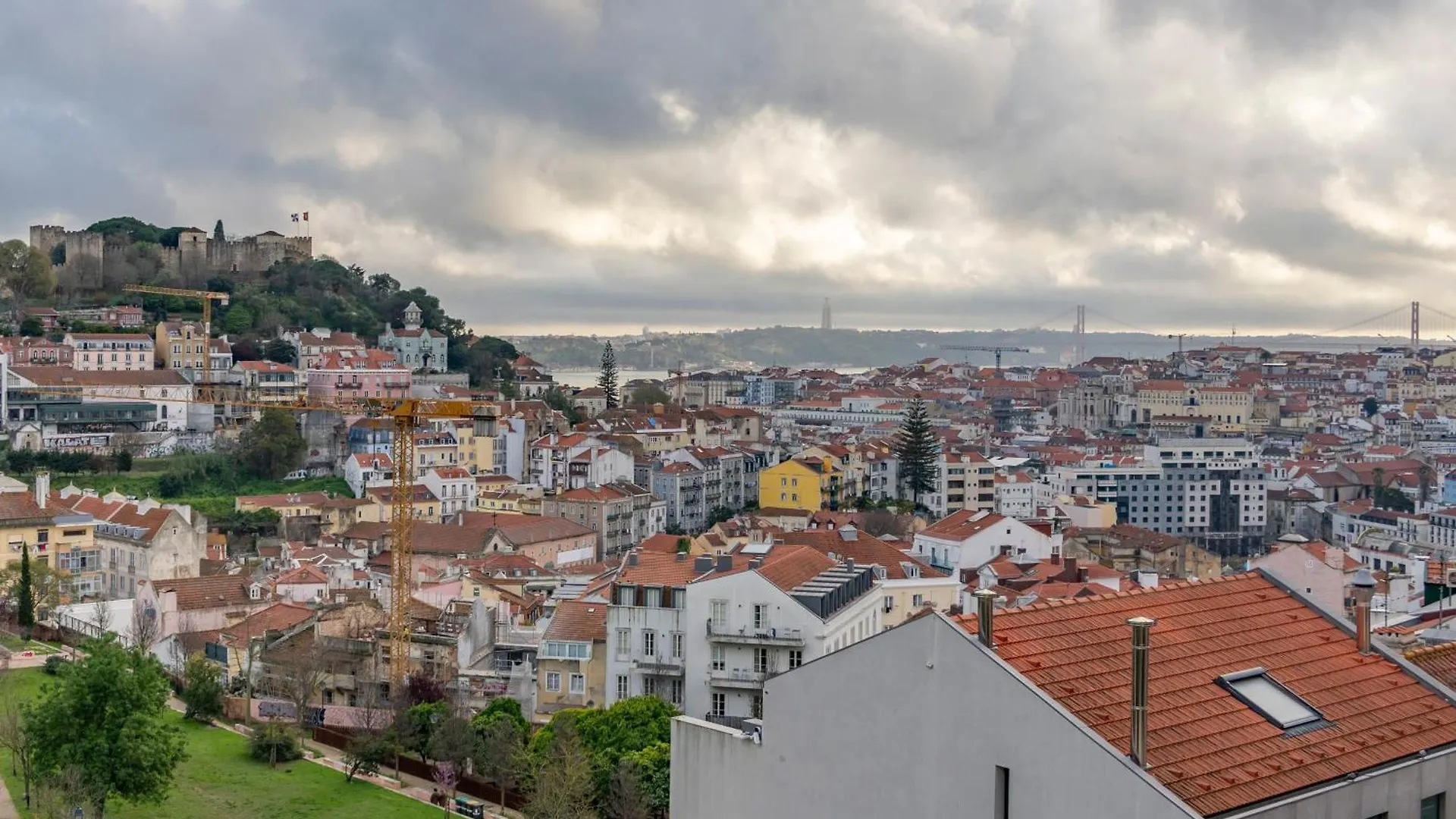 Superb Apartments Overlooking Graca In Lisbon
